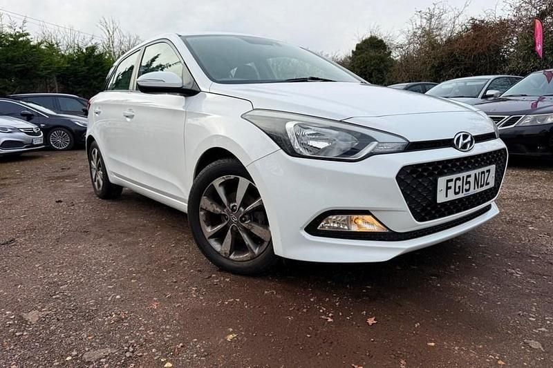 Used Hyundai i20 SE 84 HP (61 kW) 2015 White Hatchback