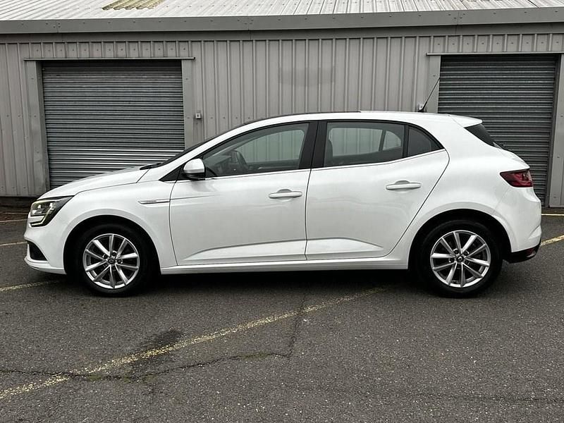 Used Renault Mégane IV Dynamique 110 HP (80 kW) 2017 White Hatchback