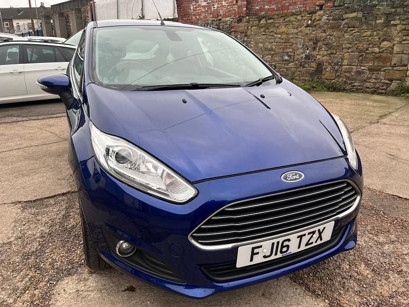 Used Ford Fiesta Titanium 95 HP (69 kW) 2016 Blue Hatchback