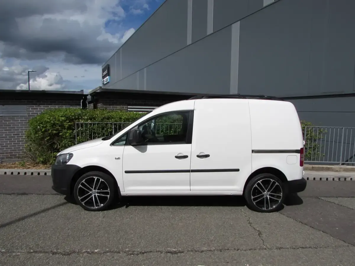Usado VW Caddy 102 CV (75 kW) 2011 Blanco Monovolumen
