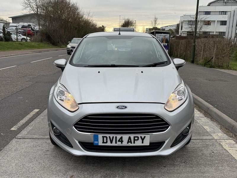 Begagnad Ford Fiesta Zetec 2014 Silver Halvkombi