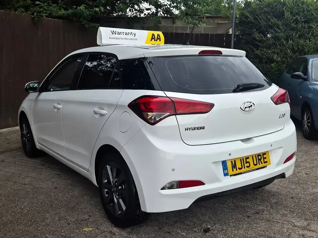 Used Hyundai i20 SE 84 HP (61 kW) 2015 White Hatchback