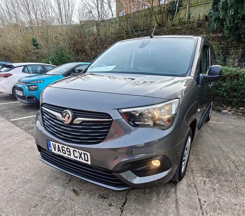 Second-hand Vauxhall Combo Sportive 100 CP (73 kW) 2020 Gri Monovolum