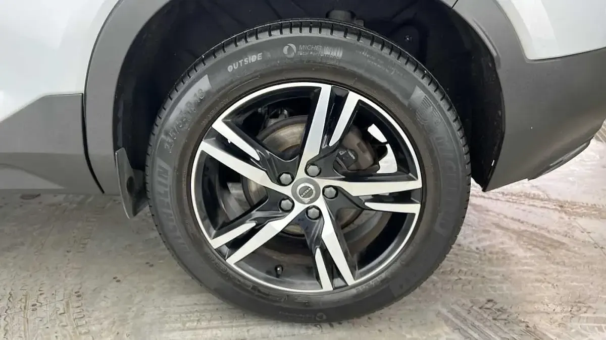 Used Volvo XC40 R-Design 161 HP (118 kW) 2022 Silver SUV