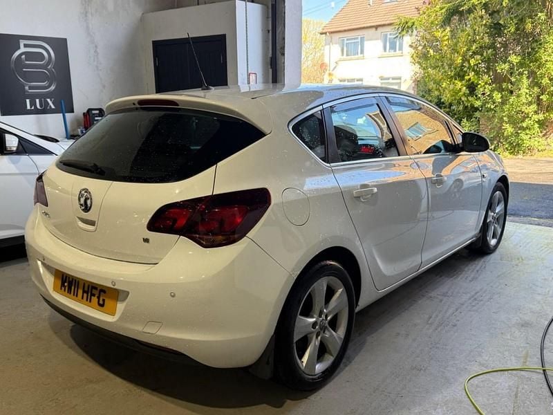 Second-hand Vauxhall Astra SRi 2011 Alb Hatchback