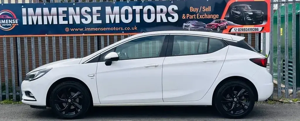 Begagnad Vauxhall Astra SRi 2016 Vit Halvkombi