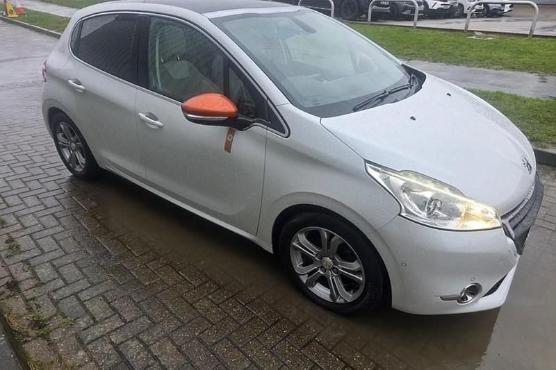 Used Peugeot 208 Roland Garros 2015 White Hatchback