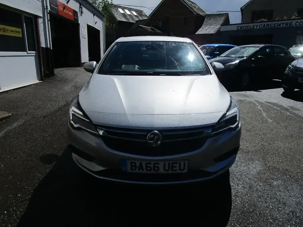 Używany Vauxhall Astra SRi 100 KM (73 kW) 2017 Srebrny Hatchback