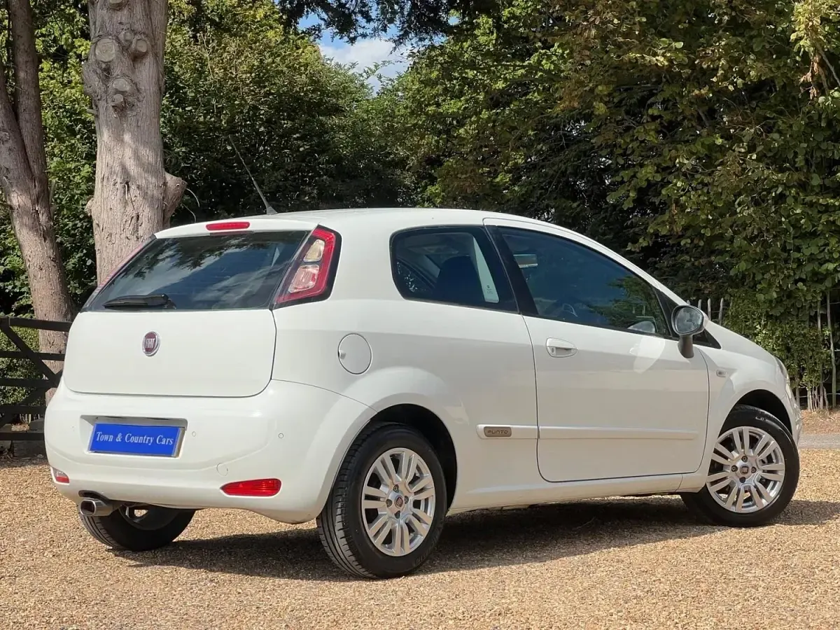 Used Fiat Punto Easy 69 HP (50 kW) 2013 White Hatchback