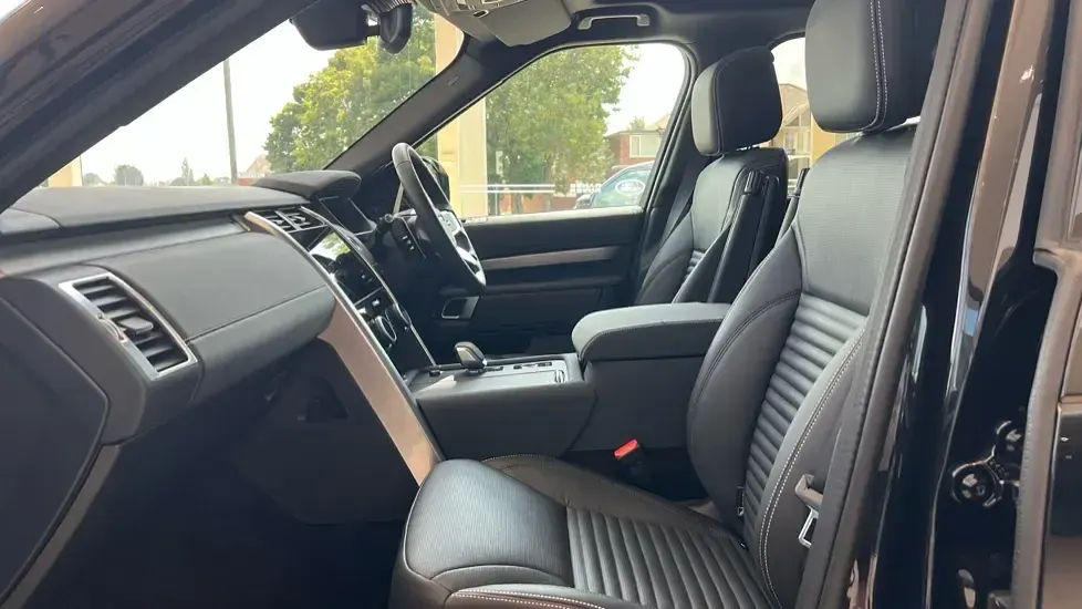 Used Land Rover Discovery SE Dynamic 350 HP (257 kW) 2026 Metallic  santorini black SUV