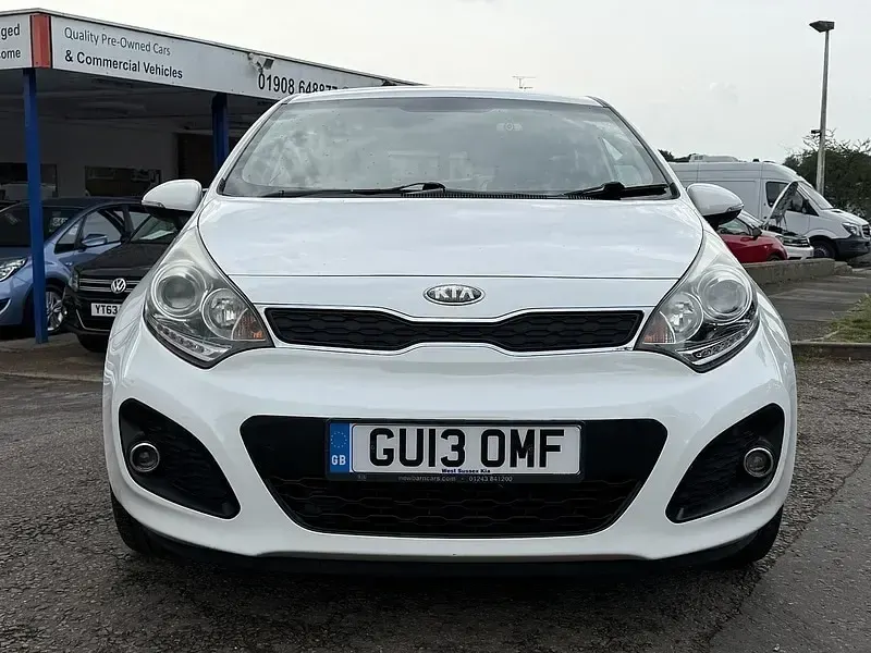 Used Kia Rio 107 HP (78 kW) 2013 White Hatchback