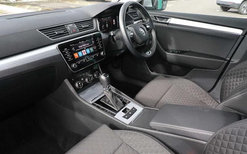 Usado Skoda Superb SE 150 CV (110 kW) 2022 Plateado Utilitario