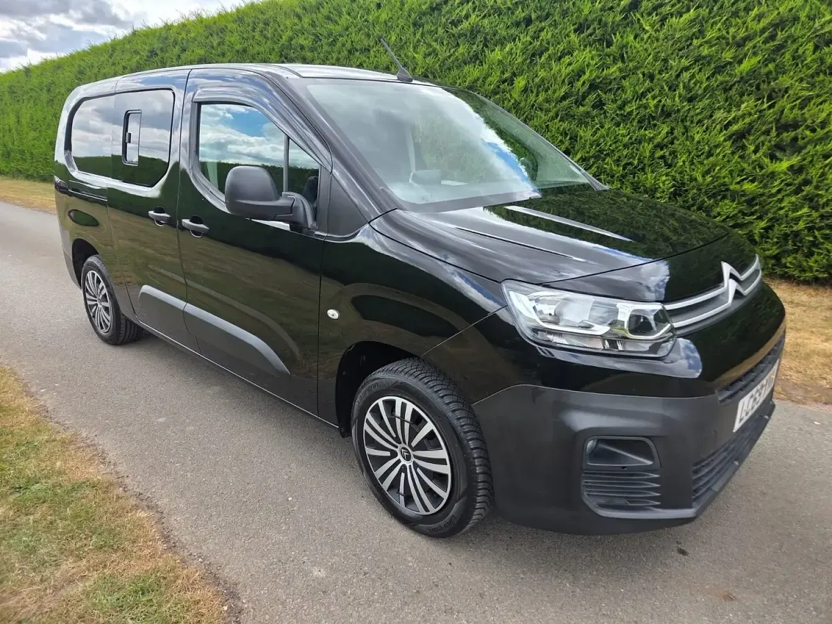 Used Citroën Berlingo 100 HP (73 kW) 2019 Black MPV