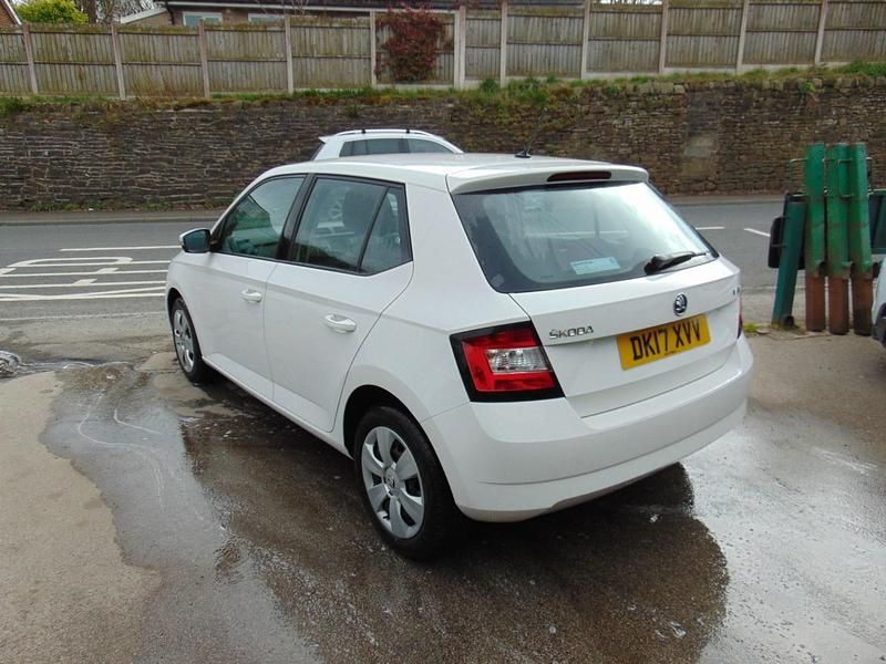 Used Skoda Fabia 60 HP (44 kW) 2017 White Hatchback