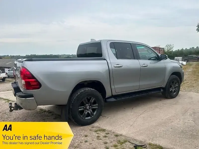 Usado Toyota HiLux 150 HP (110 kW) 2022 Prateado Pickup
