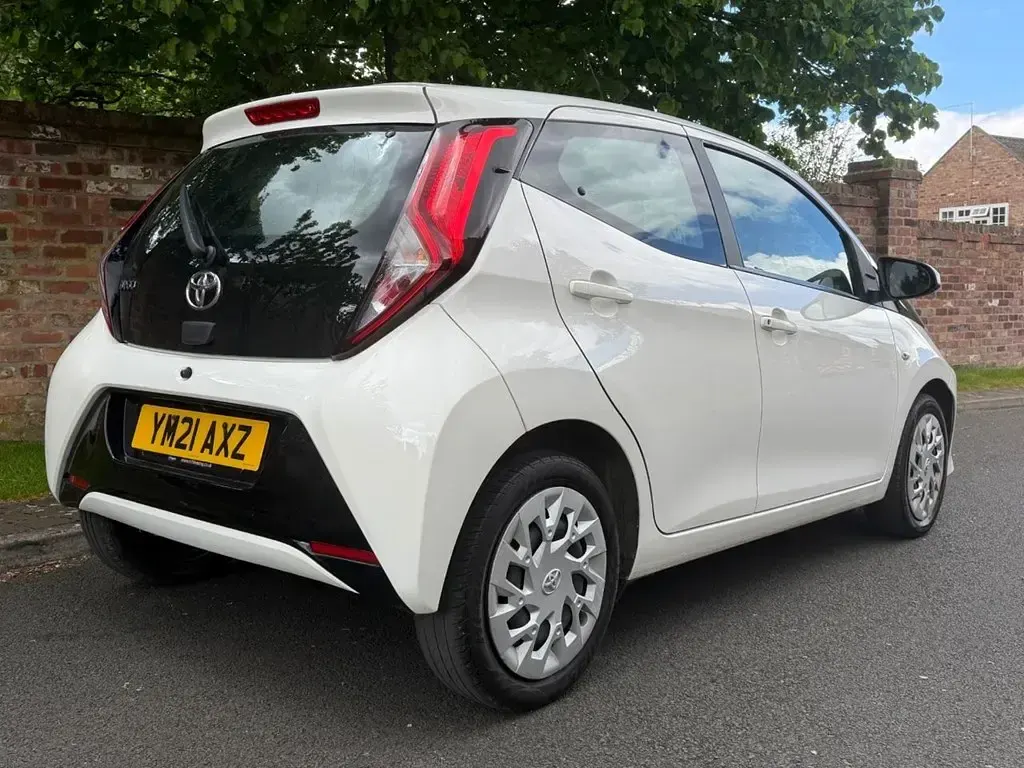 Gebraucht Toyota Aygo X-play 71 PS (52 kW) 2021 Weiß Kleinwagen