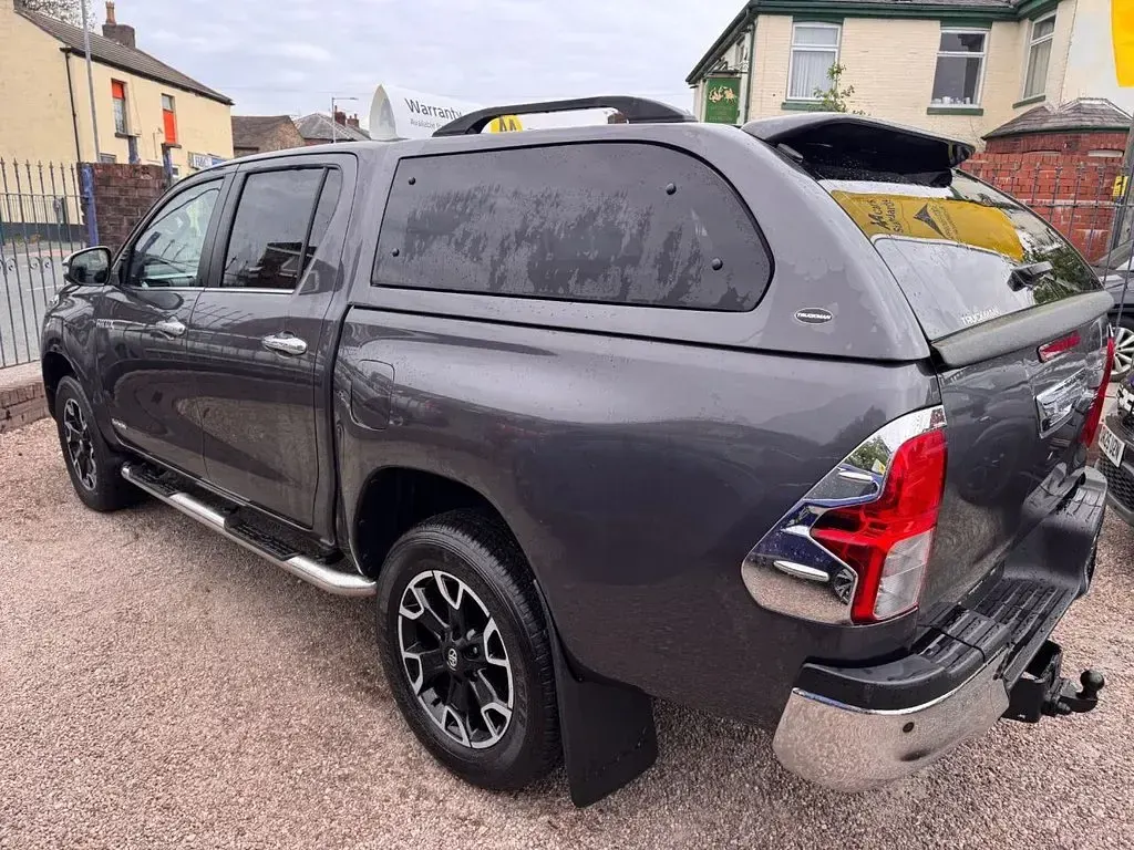 Used Toyota HiLux 150 HP (110 kW) 2017 Grey Pickup