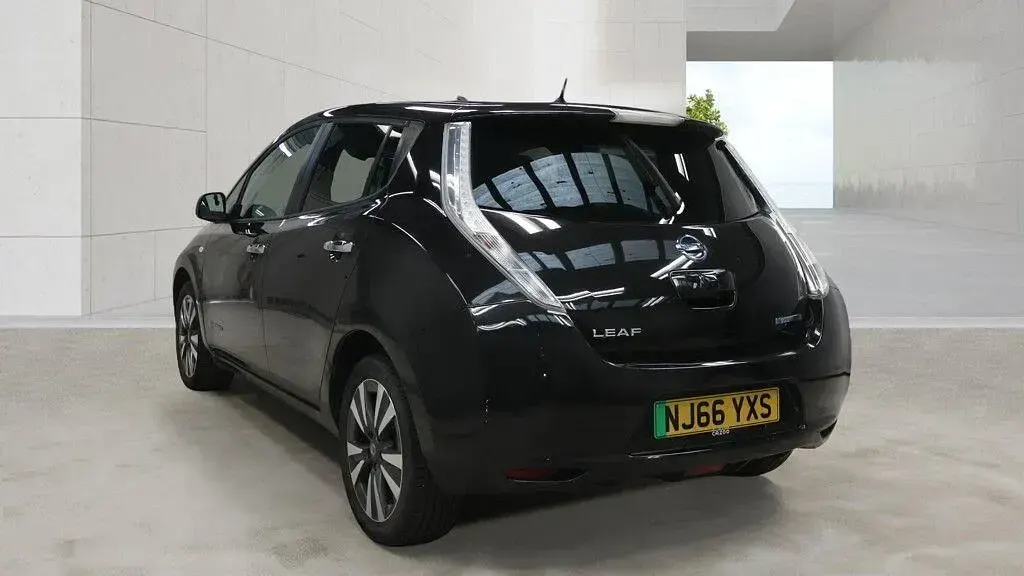 Used Nissan Leaf Tekna 80 kW (109 HP) 2016 Black Hatchback