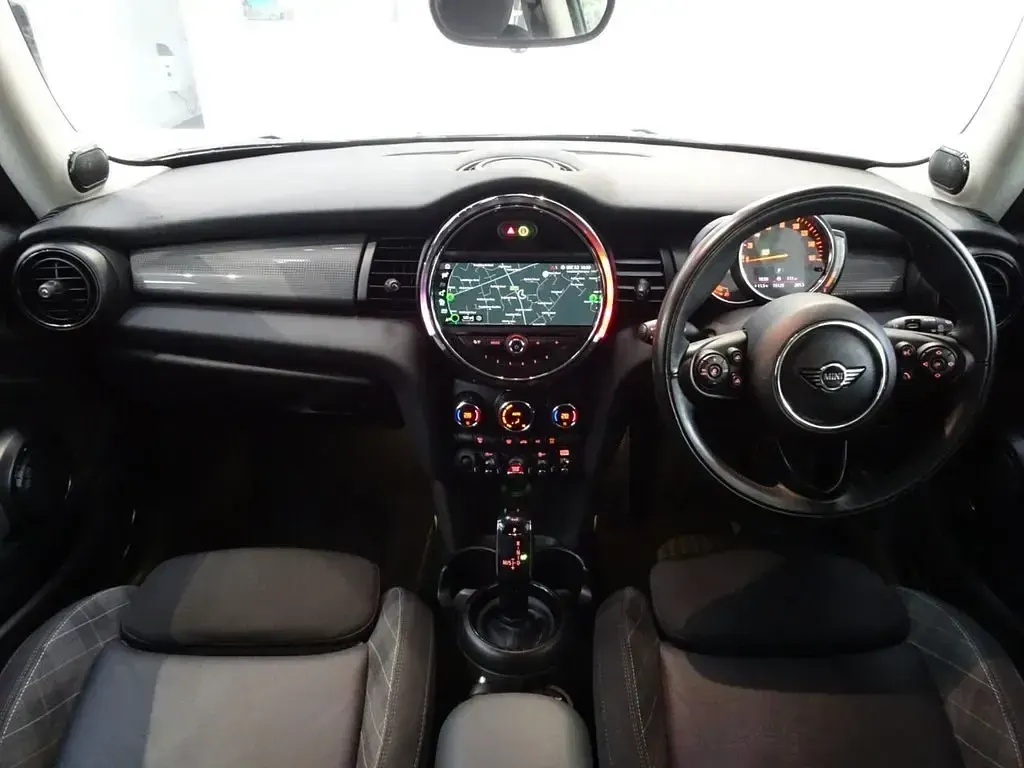 Używany Mini Cooper Hatch 136 KM (100 kW) 2018 Czerwony Hatchback