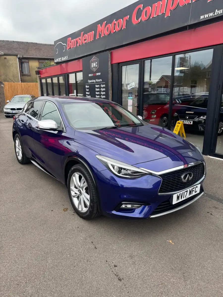 Used Infiniti Q30 Business Executive 109 HP (80 kW) 2017 Blue Hatchback