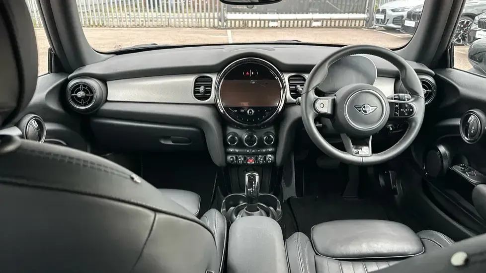 Begagnad Mini Cooper Exclusive 134 HK (98 kW) 2023 Silver Halvkombi