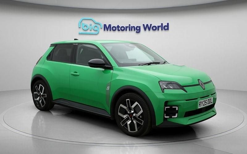 Used Renault 5 E-Tech Urban 89 kW (122 HP) 2025 Green Hatchback