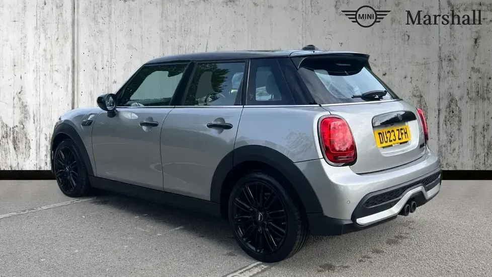 Begagnad Mini Cooper S Premium Plus 178 HK (130 kW) 2023 Silver Halvkombi