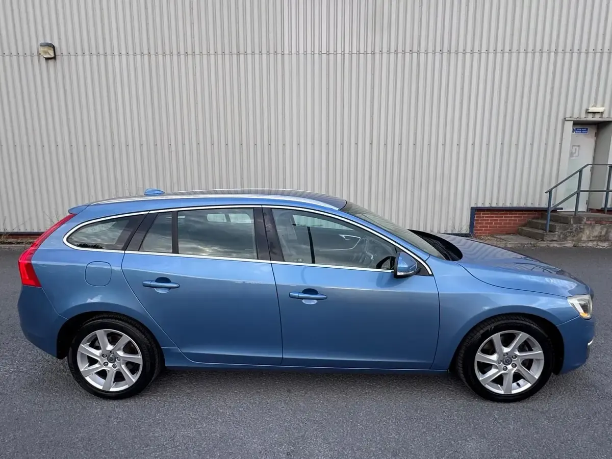Used Volvo V60 SE Lux 215 HP (158 kW) 2014 Blue Estate
