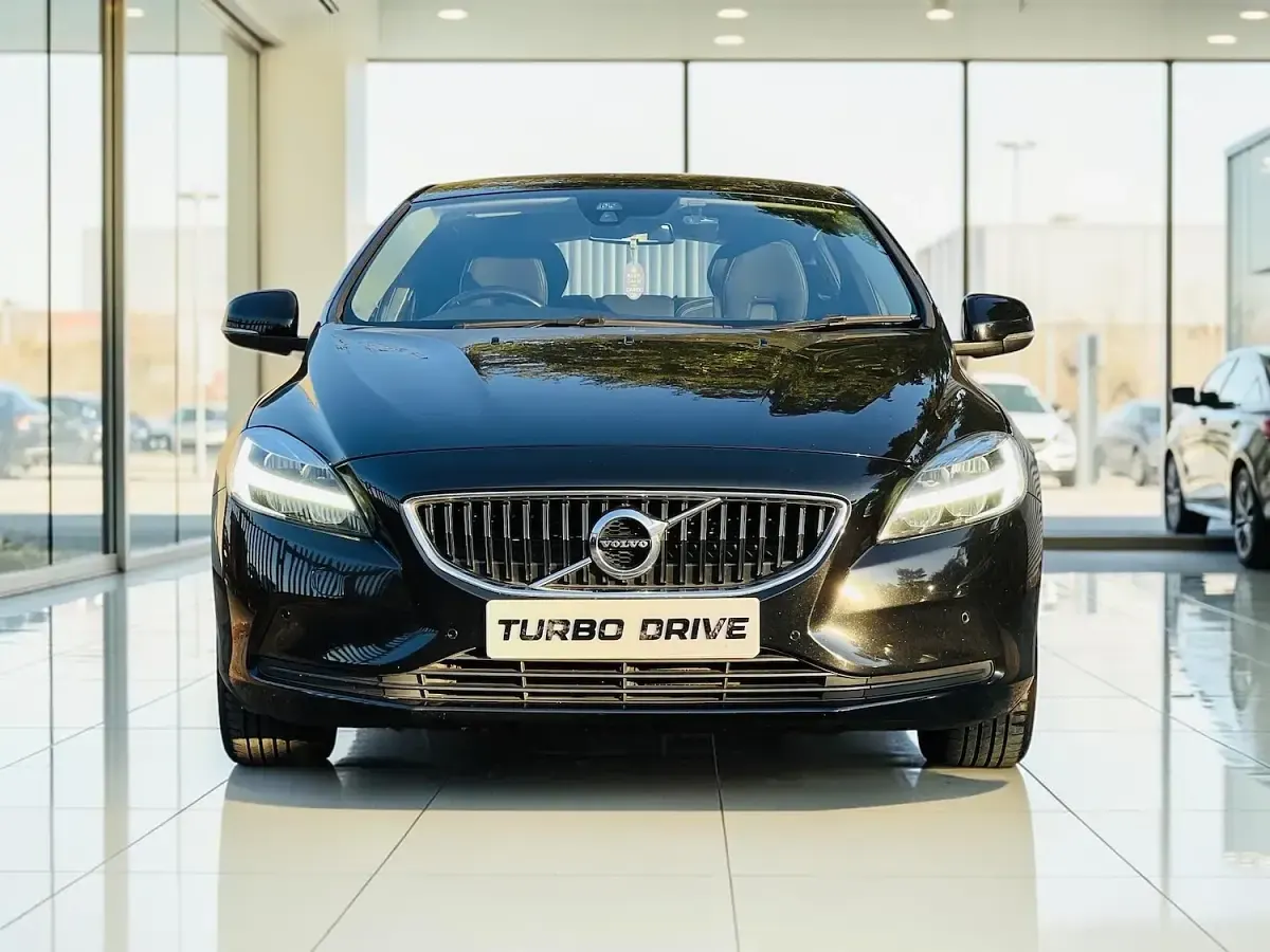 Used Volvo V40 Momentum 120 HP (88 kW) 2019 Black Hatchback