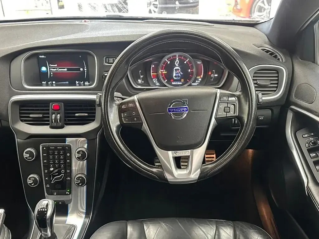 Begagnad Volvo V40 R-Design 2015 Vit Halvkombi