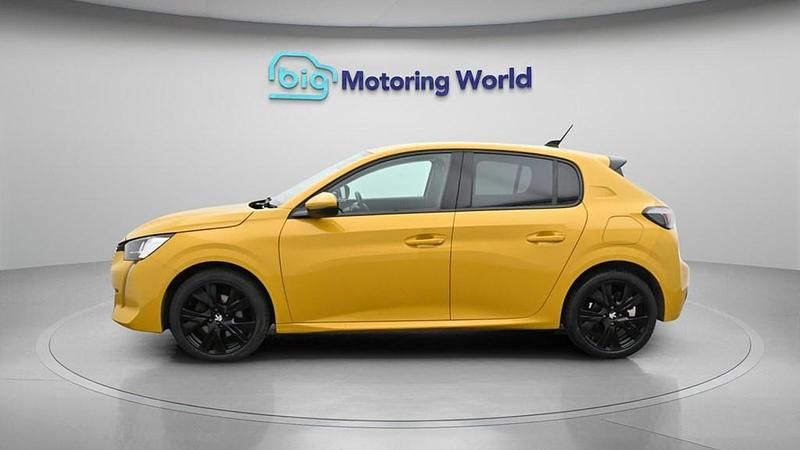 Used Peugeot 208 Allure 100 HP (73 kW) 2020 Yellow Hatchback