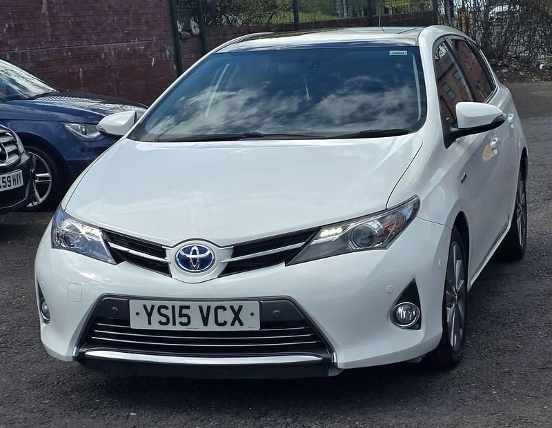 Used Toyota Auris Hybrid 2015 White Hatchback