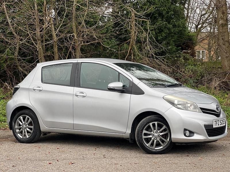 Used Toyota Yaris 99 HP (72 kW) 2014 Silver Hatchback