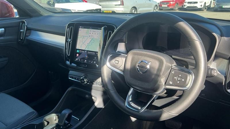 Used Volvo XC40 Core 163 HP (119 kW) 2023 Red SUV