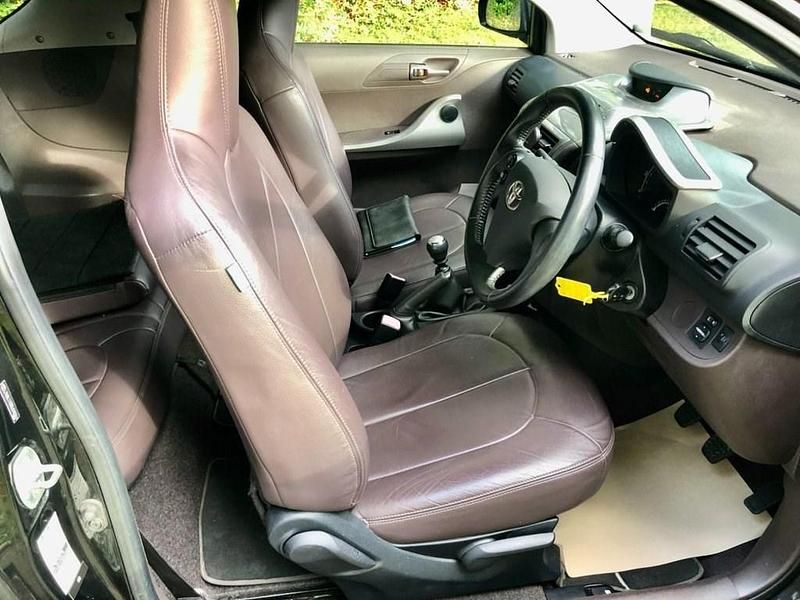 Usado Toyota iQ 68 HP (50 kW) 2009 Preto Citadino