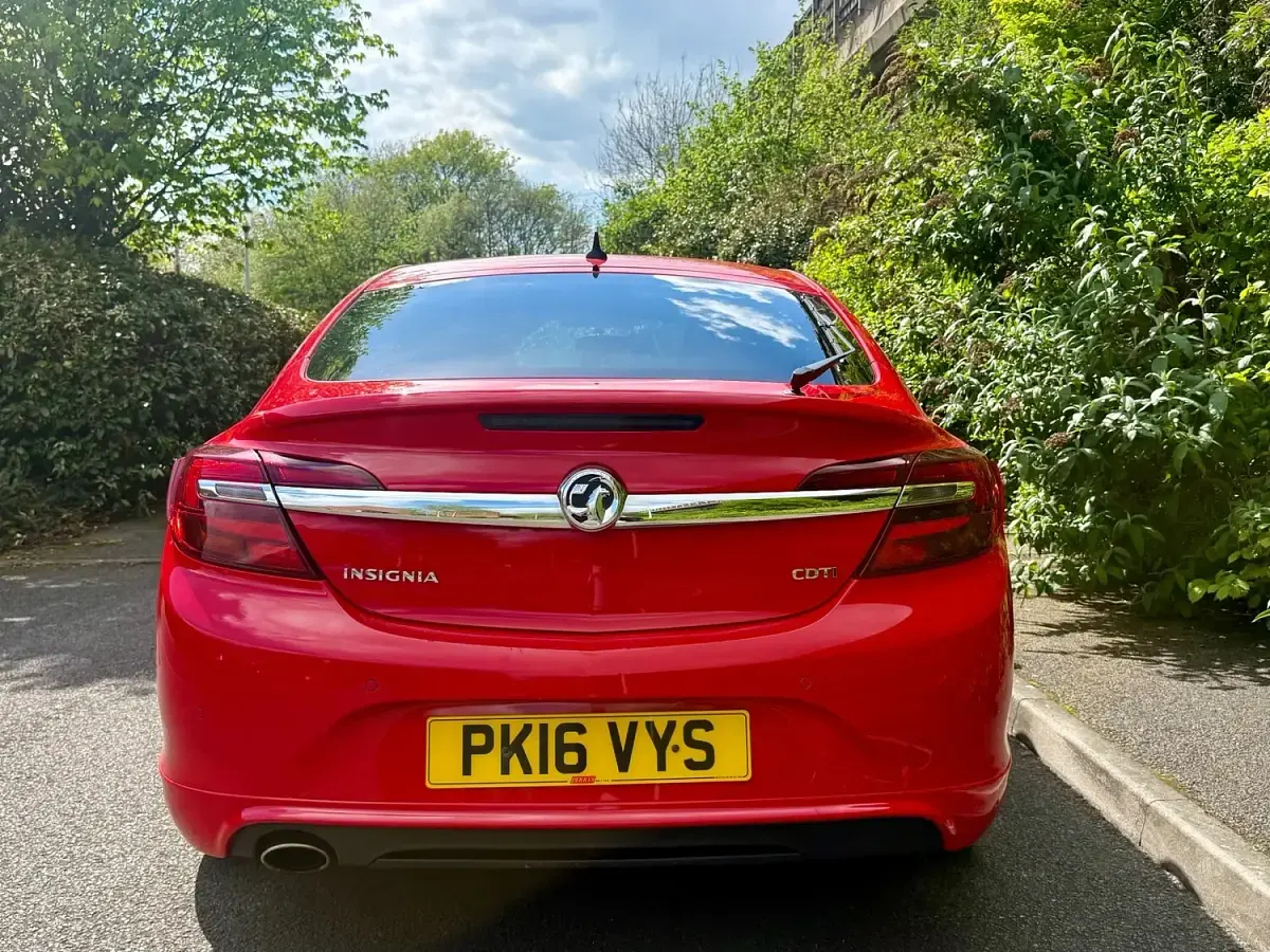 Begagnad Vauxhall Insignia SRi 136 HK (100 kW) 2016 Röd Halvkombi