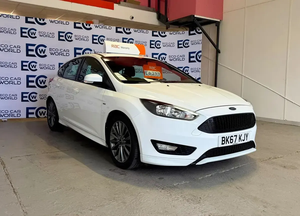 Used Ford Focus ST-Line 125 HP (91 kW) 2017 White Hatchback