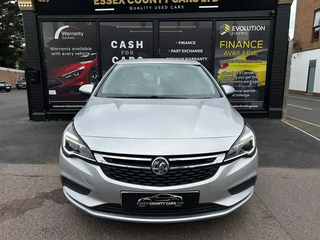 Used Vauxhall Astra Design Edition 100 HP (73 kW) 2017 Silver Hatchback