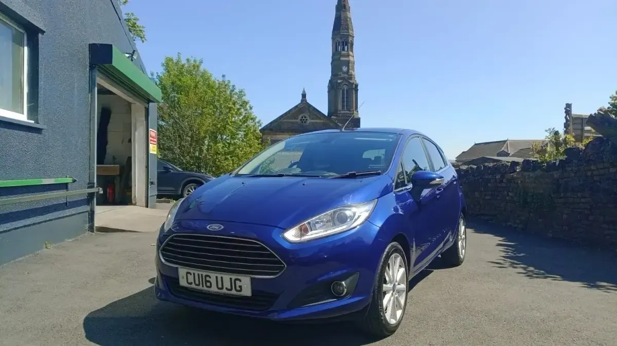 Begagnad Ford Fiesta Titanium 125 HK (91 kW) 2016 Blå Halvkombi