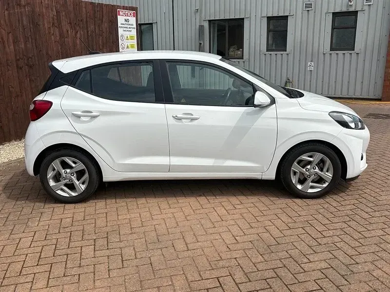 Used Hyundai i10 SE 67 HP (49 kW) 2023 White Hatchback