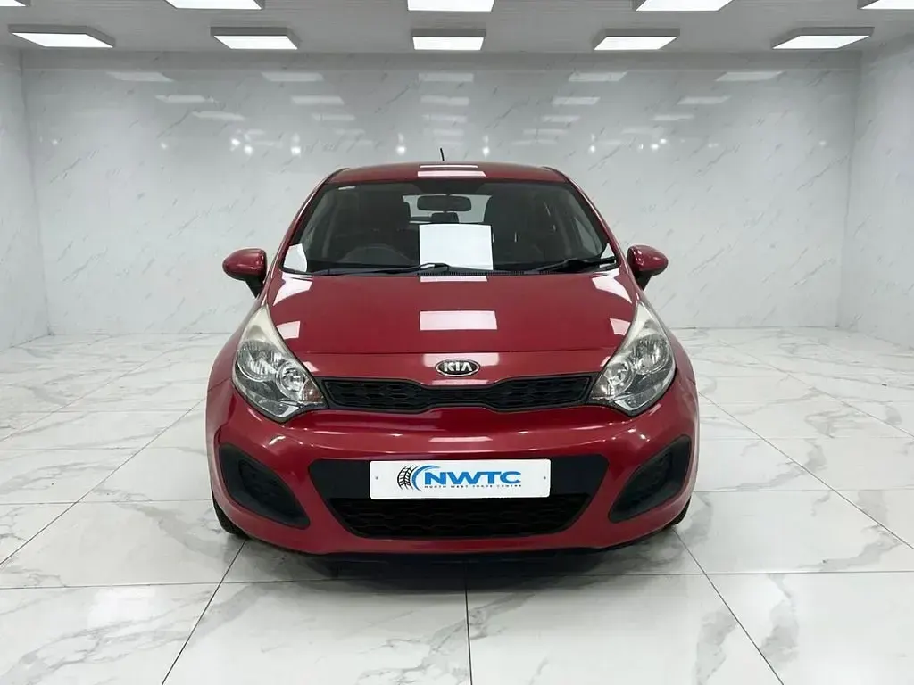 Używany Kia Rio 85 KM (62 kW) 2013 Czerwony Hatchback