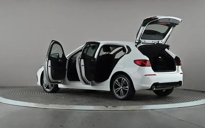 Used BMW 118 Sport Line 136 HP (100 kW) 2023 White Hatchback