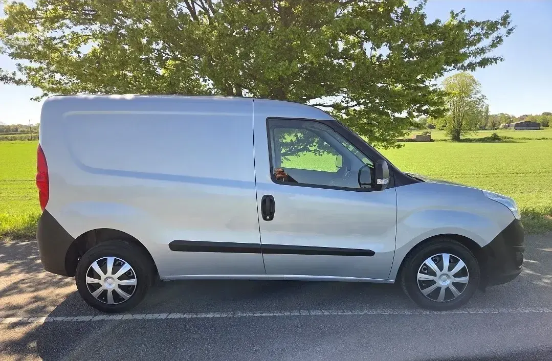 Używany Vauxhall Combo 2018 Srebrny Minivan