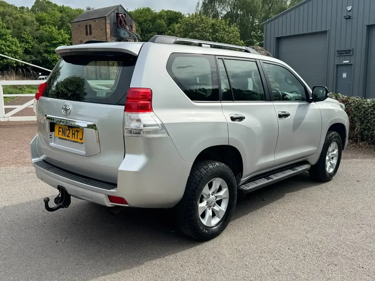 Used Toyota Land Cruiser 190 HP (139 kW) 2012 Silver Estate