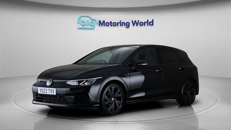 Second-hand VW Golf VIII R-line 148 CP (108 kW) 2023 Negru Hatchback
