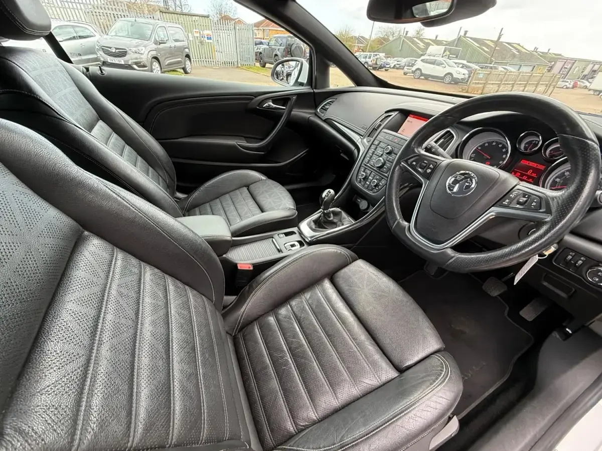 Second-hand Vauxhall Cascada Elite 140 CP (102 kW) 2015 Alb Cabrio