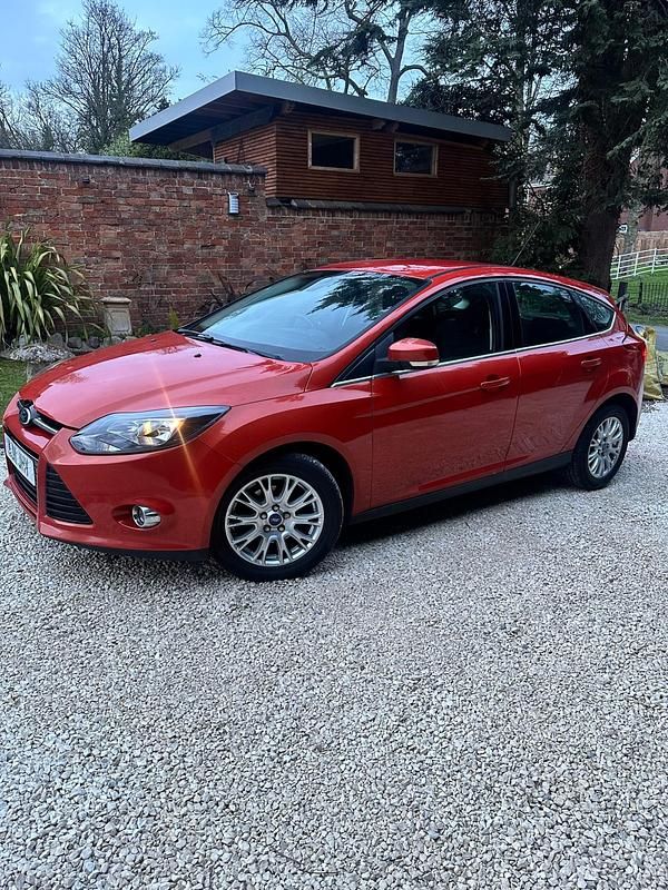Used Ford Focus Titanium 115 HP (84 kW) 2011 Orange Hatchback
