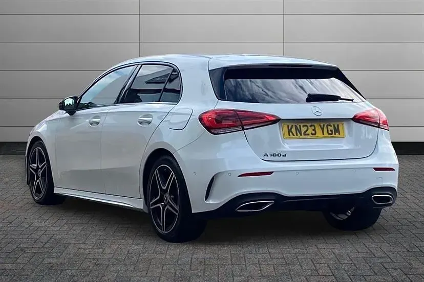 Begagnad Mercedes A180 Executive 116 HK (85 kW) 2023 Vit Halvkombi