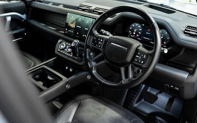 Used Land Rover Defender HSE Dynamic 300 HP (220 kW) 2024 SUV