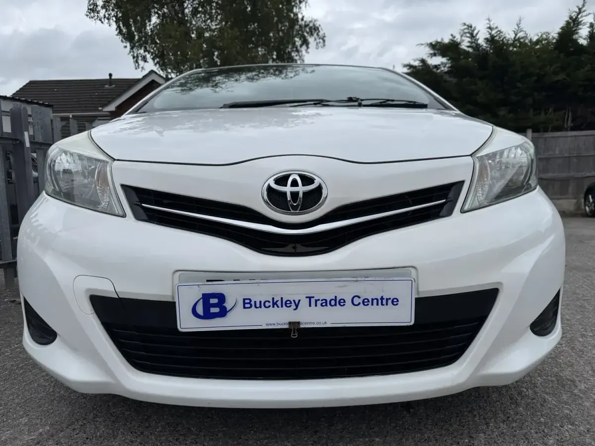 Begagnad Toyota Yaris 69 HK (50 kW) 2013 Vit Halvkombi